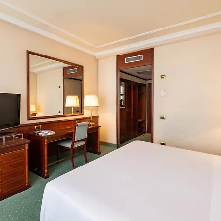 Royal Carlton מלון 4*